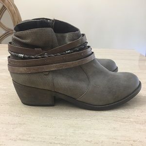 SO Gray Ankle Boots with Brown Straps